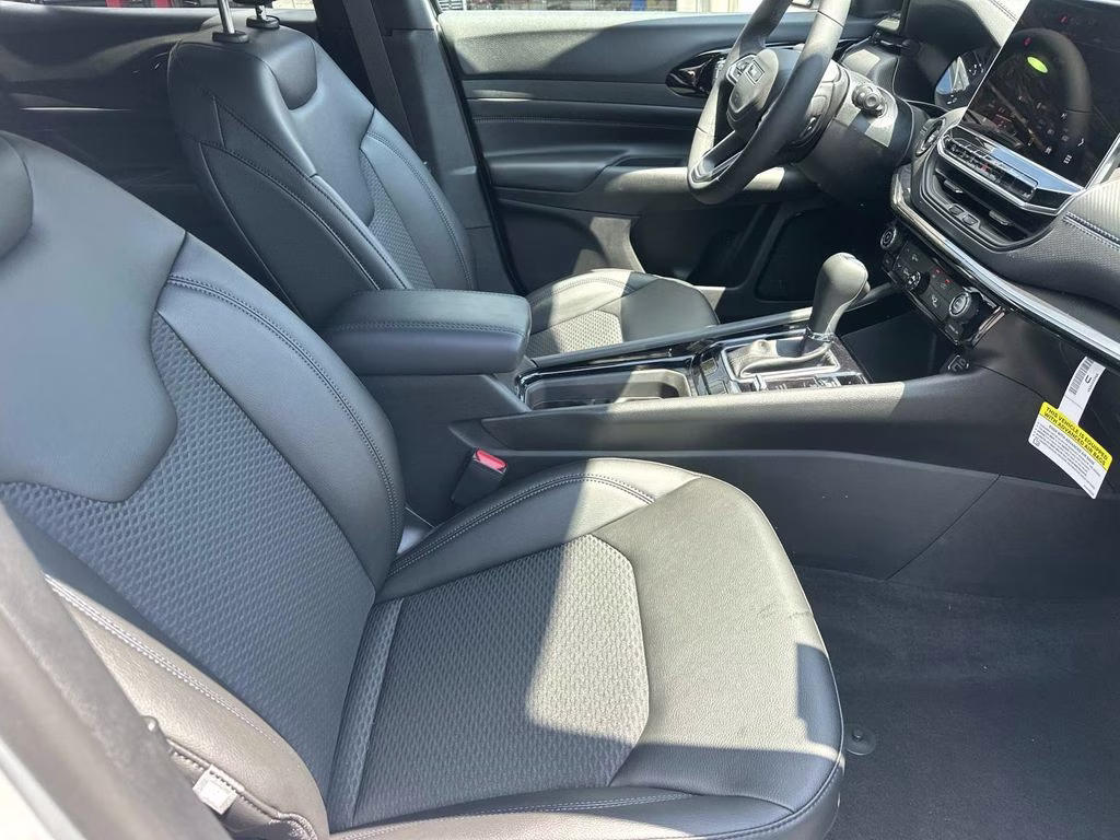 2026 Silver Zynith Metallic Clearcoat Jeep Compass Latitude 4X4 SUV