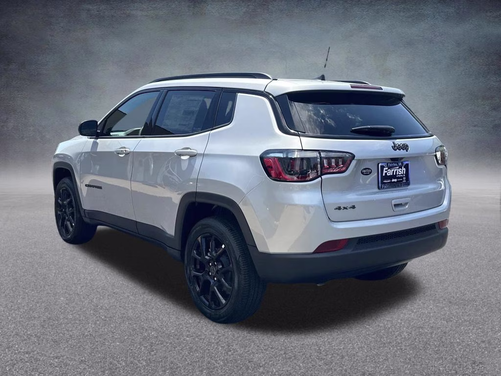 2026 Silver Zynith Metallic Clearcoat Jeep Compass Latitude 4X4 SUV