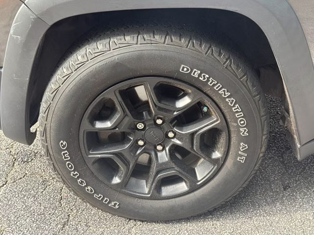 2019 Granite Crystal Metallic Clearcoat Jeep Cherokee 4X4 SUV