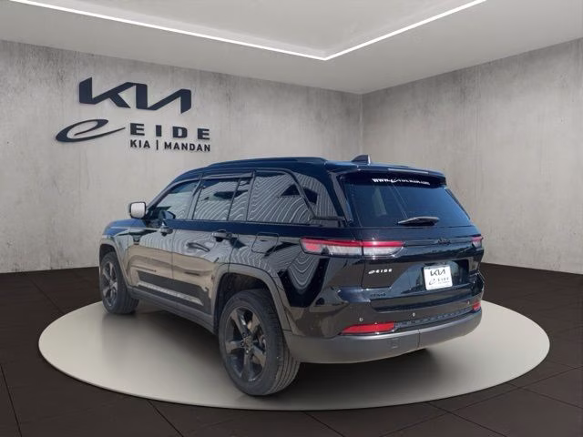 2023 Diamond Black Crystal Pearlcoat Jeep Grand Cherokee Limited 4X4 SUV