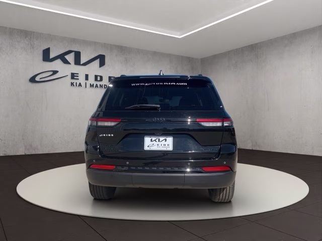 2023 Diamond Black Crystal Pearlcoat Jeep Grand Cherokee Limited 4X4 SUV
