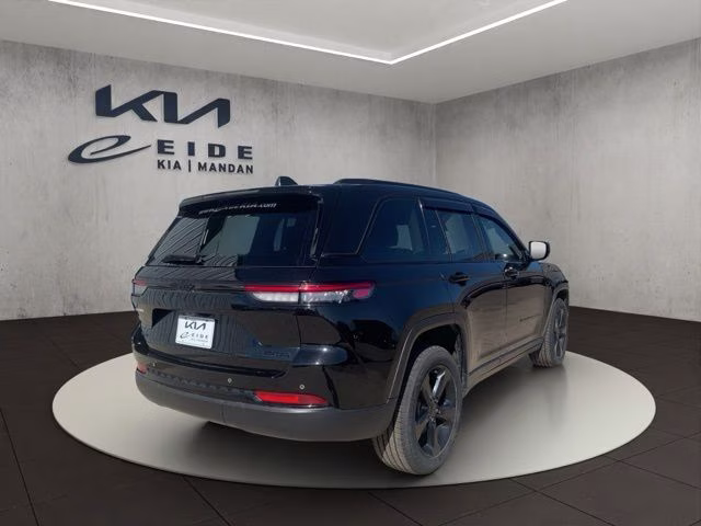 2023 Diamond Black Crystal Pearlcoat Jeep Grand Cherokee Limited 4X4 SUV