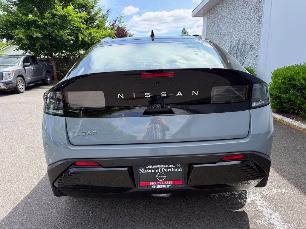 2026 Boulder Gray Pearl/Black Nissan LEAF PLATINUM+ FWD SUV