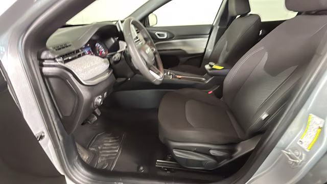2025 Silver Zynith Metallic Clearcoat Jeep Compass Sport 4X4 SUV