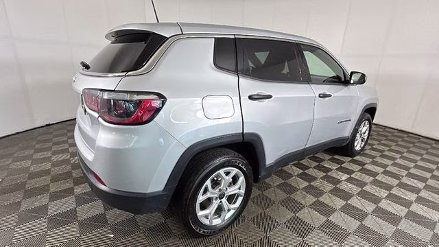2025 Silver Zynith Metallic Clearcoat Jeep Compass Sport 4X4 SUV