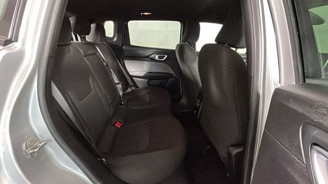 2025 Silver Zynith Metallic Clearcoat Jeep Compass Sport 4X4 SUV