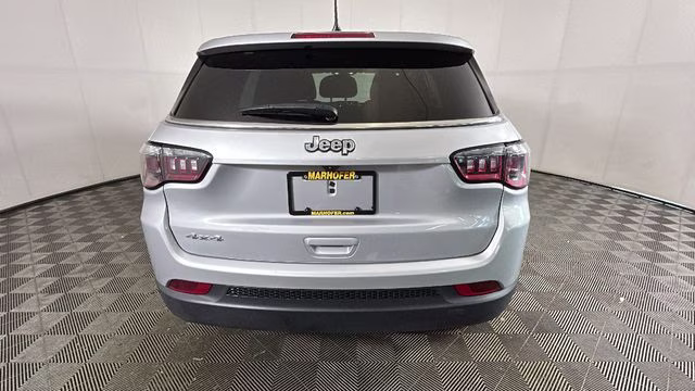 2025 Silver Zynith Metallic Clearcoat Jeep Compass Sport 4X4 SUV