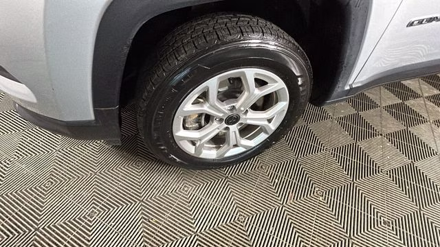 2025 Silver Zynith Metallic Clearcoat Jeep Compass Sport 4X4 SUV