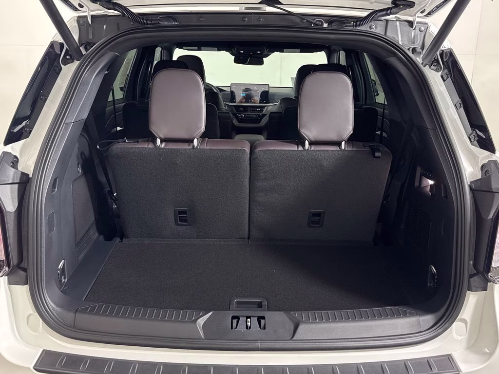 2026 Star White Metallic Tri-Coat Ford Explorer Platinum RWD SUV