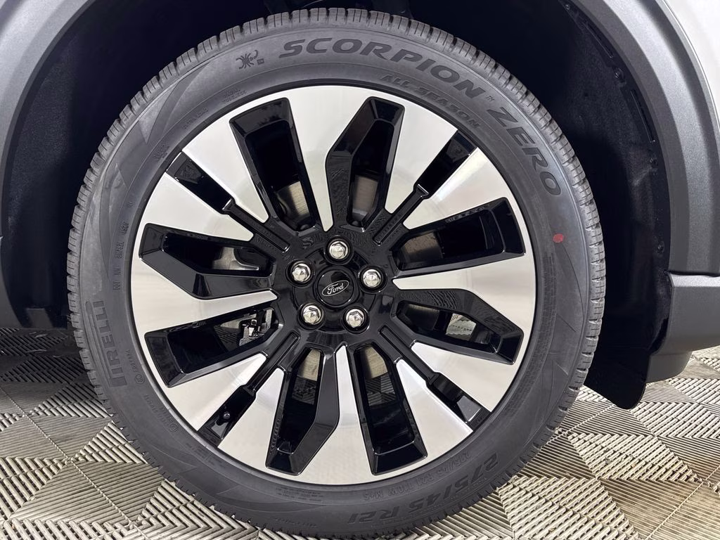 2026 Star White Metallic Tri-Coat Ford Explorer Platinum 4X4 SUV