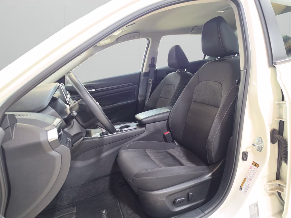 2025 Glacier White Nissan Altima 2.5 SV FWD Sedan