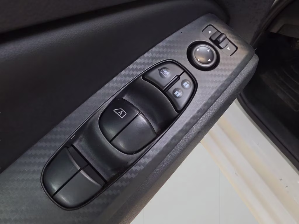 2025 Glacier White Nissan Altima 2.5 SV FWD Sedan