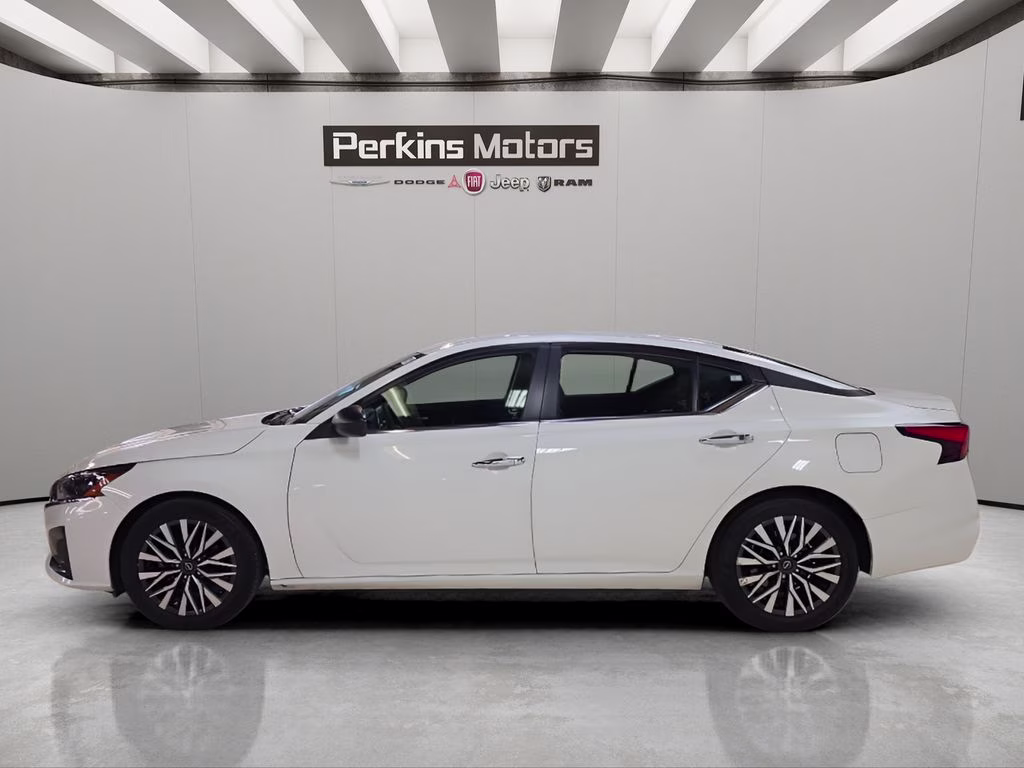 2025 Glacier White Nissan Altima 2.5 SV FWD Sedan