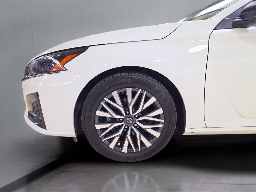 2025 Glacier White Nissan Altima 2.5 SV FWD Sedan