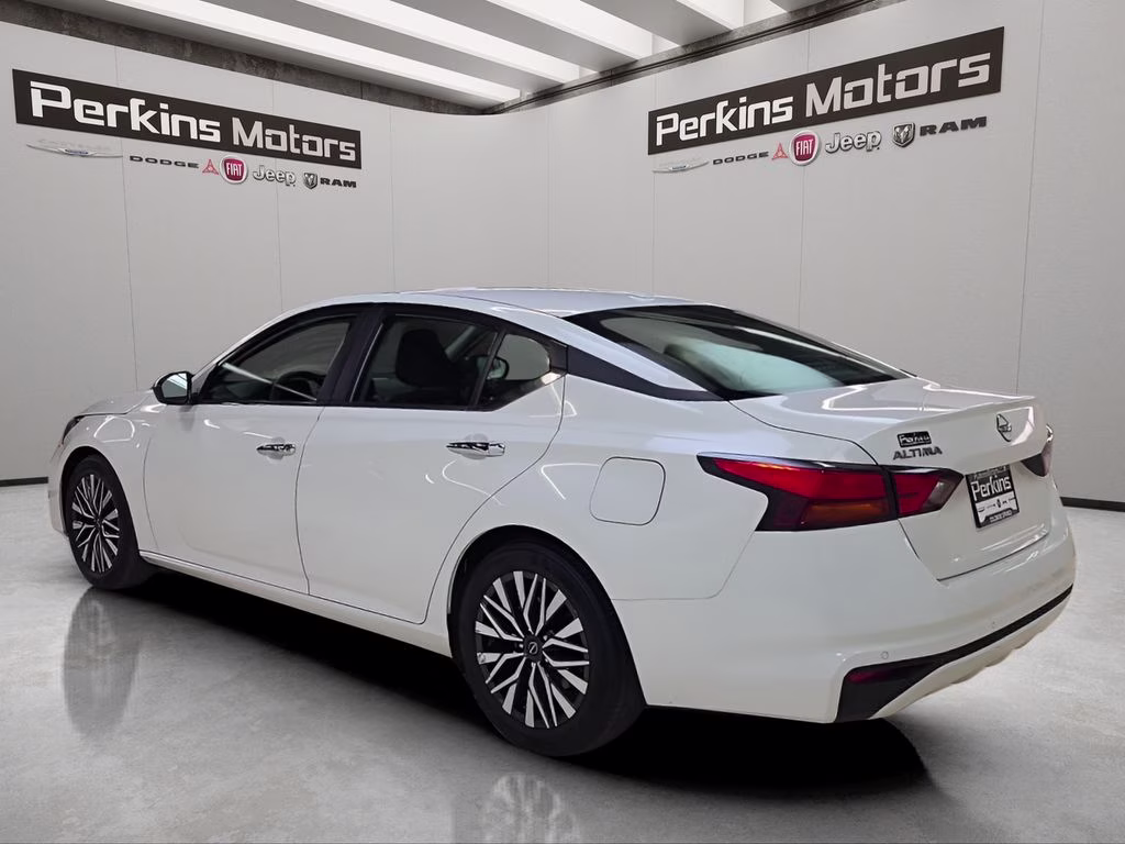 2025 Glacier White Nissan Altima 2.5 SV FWD Sedan