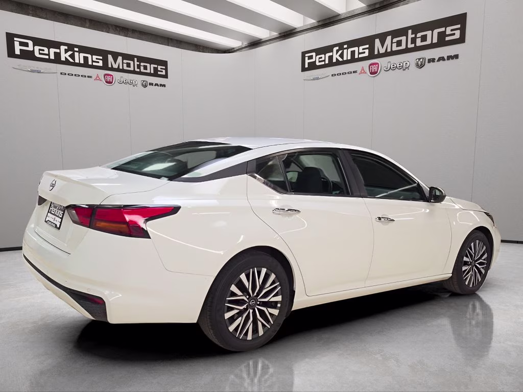 2025 Glacier White Nissan Altima 2.5 SV FWD Sedan