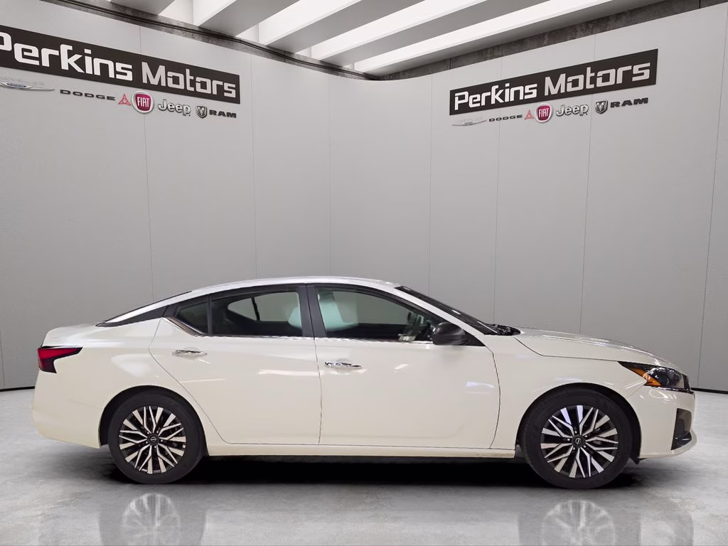 2025 Glacier White Nissan Altima 2.5 SV FWD Sedan
