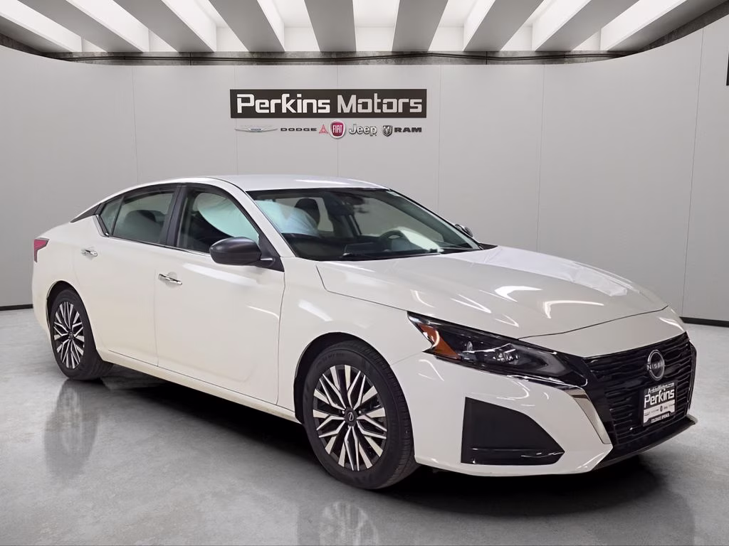 2025 Glacier White Nissan Altima 2.5 SV FWD Sedan