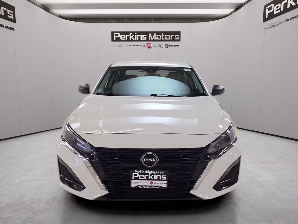 2025 Glacier White Nissan Altima 2.5 SV FWD Sedan