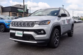 2025 Silver Zynith Metallic Clearcoat Jeep Compass Limited 4X4 SUV