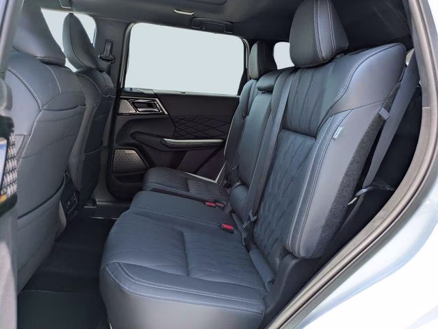 2026 White Diamond/Black Roof Mitsubishi Outlander Black Edition FWD SUV