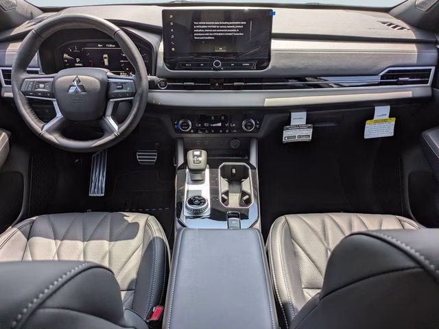 2026 White Diamond/Black Roof Mitsubishi Outlander Black Edition FWD SUV
