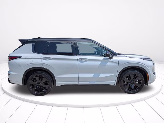 2026 White Diamond/Black Roof Mitsubishi Outlander Black Edition FWD SUV