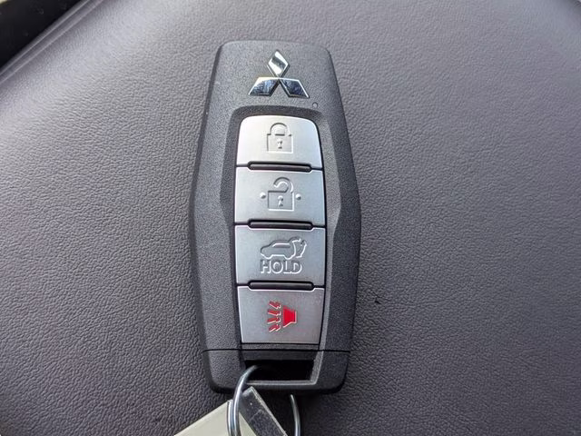 2026 White Diamond/Black Roof Mitsubishi Outlander Black Edition FWD SUV