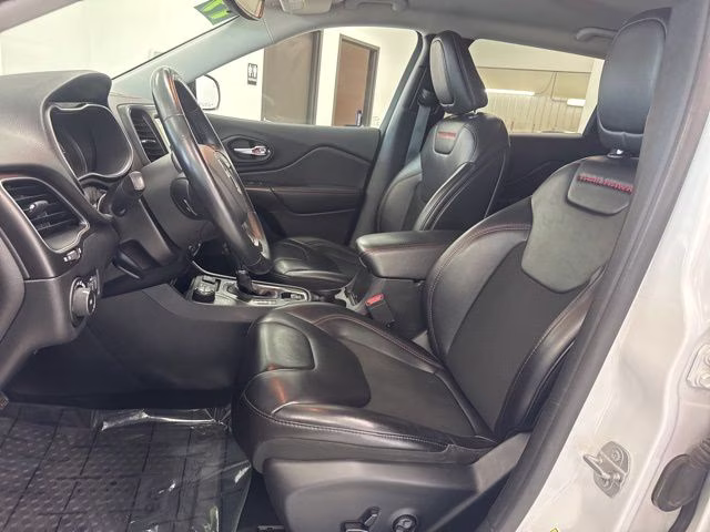 2019 Bright White Clearcoat Jeep Cherokee Trailhawk 4X4 SUV