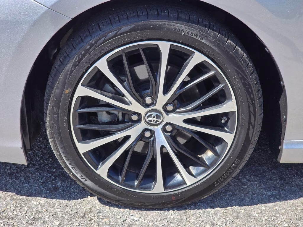 2019 Celestial Silver Metallic Toyota Camry SE FWD Sedan