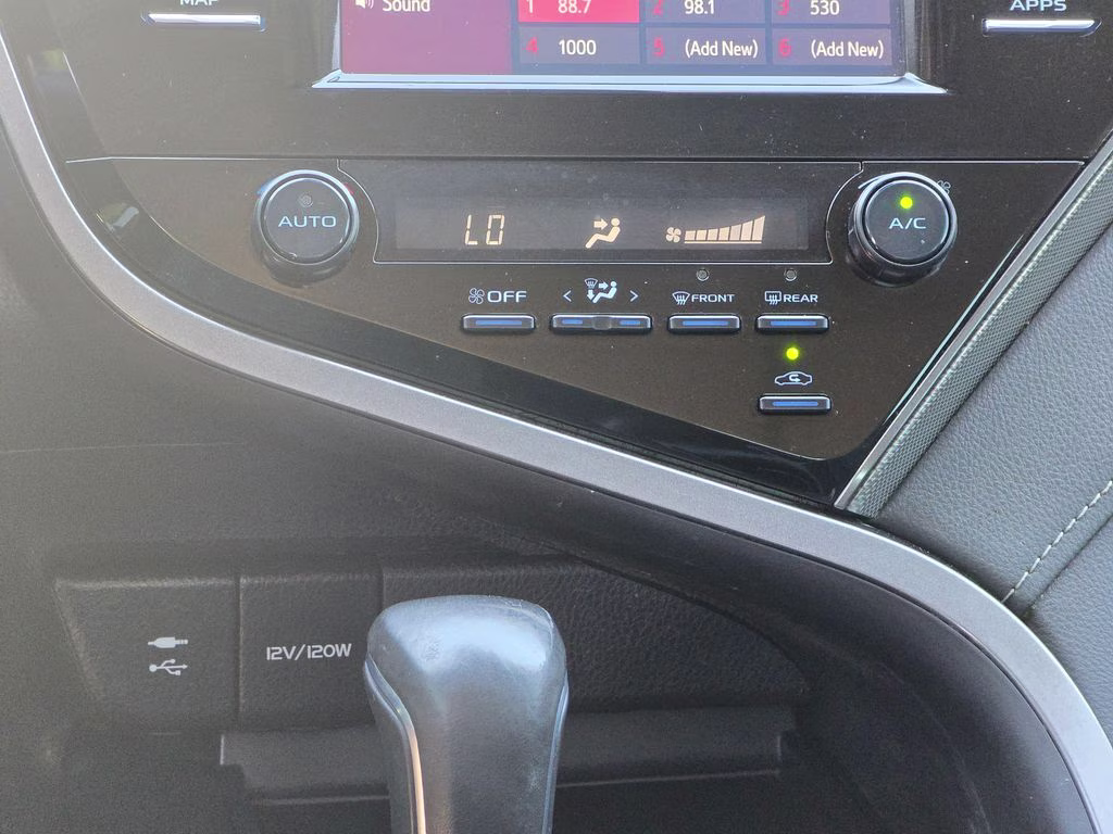 2019 Celestial Silver Metallic Toyota Camry SE FWD Sedan