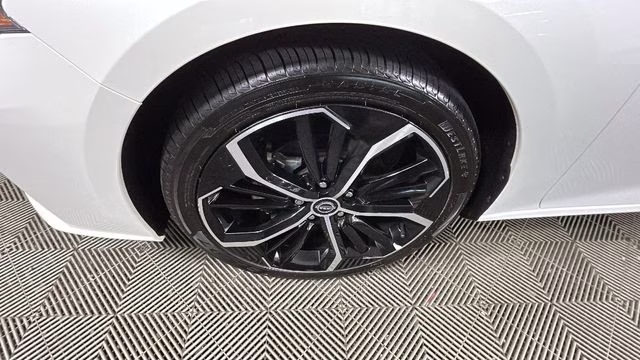 2024 Pearl White Tricoat Nissan Altima 2.5 SR FWD Sedan