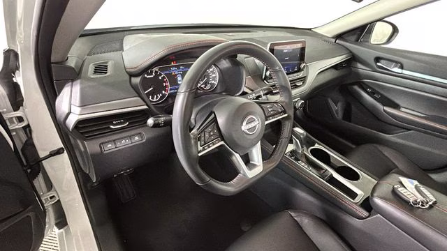 2024 Pearl White Tricoat Nissan Altima 2.5 SR FWD Sedan