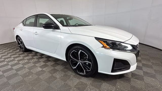 2024 Pearl White Tricoat Nissan Altima 2.5 SR FWD Sedan