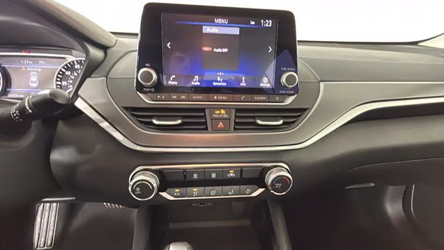 2024 Pearl White Tricoat Nissan Altima 2.5 SR FWD Sedan