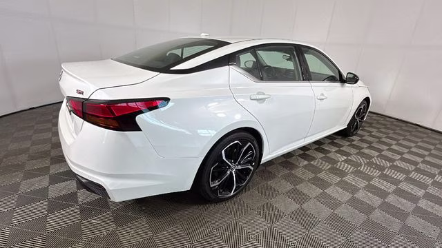 2024 Pearl White Tricoat Nissan Altima 2.5 SR FWD Sedan