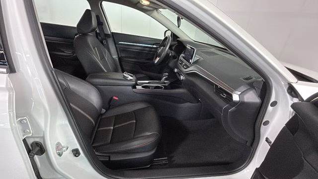 2024 Pearl White Tricoat Nissan Altima 2.5 SR FWD Sedan
