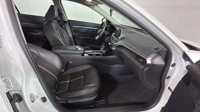 2024 Pearl White Tricoat Nissan Altima 2.5 SR FWD Sedan