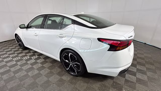2024 Pearl White Tricoat Nissan Altima 2.5 SR FWD Sedan