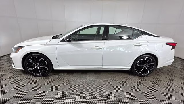 2024 Pearl White Tricoat Nissan Altima 2.5 SR FWD Sedan