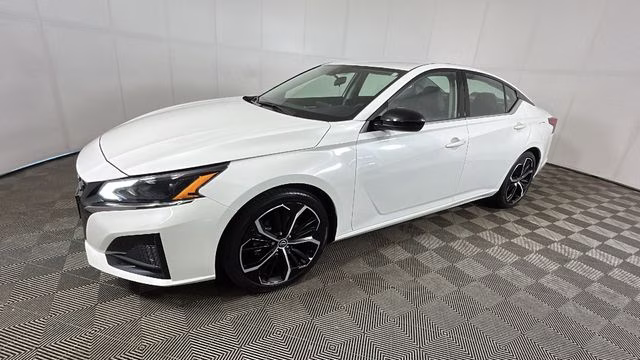 2024 Pearl White Tricoat Nissan Altima 2.5 SR FWD Sedan