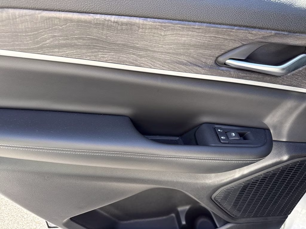 2024 Silver Zynith Jeep Grand Cherokee L Limited RWD SUV
