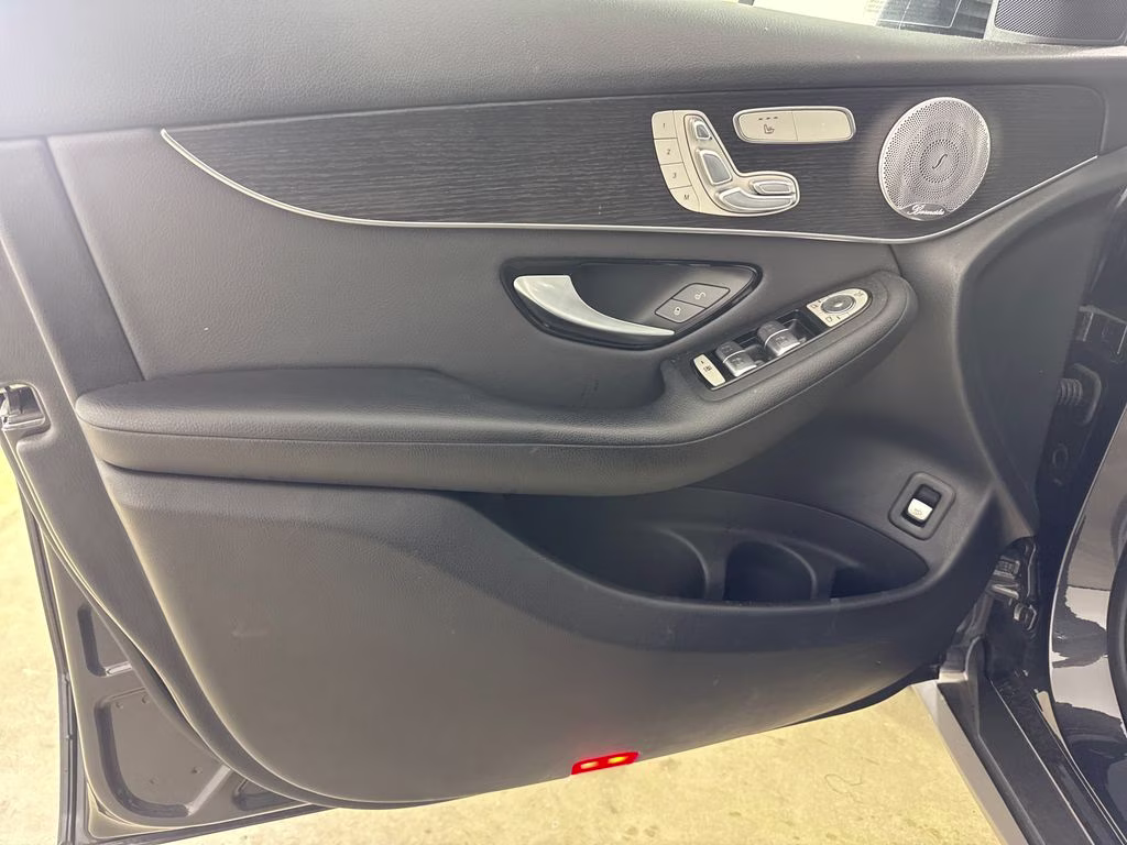 2021 Obsidian Black Metallic Mercedes-Benz GLC GLC 300 RWD SUV