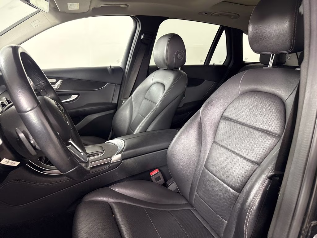 2021 Obsidian Black Metallic Mercedes-Benz GLC GLC 300 RWD SUV