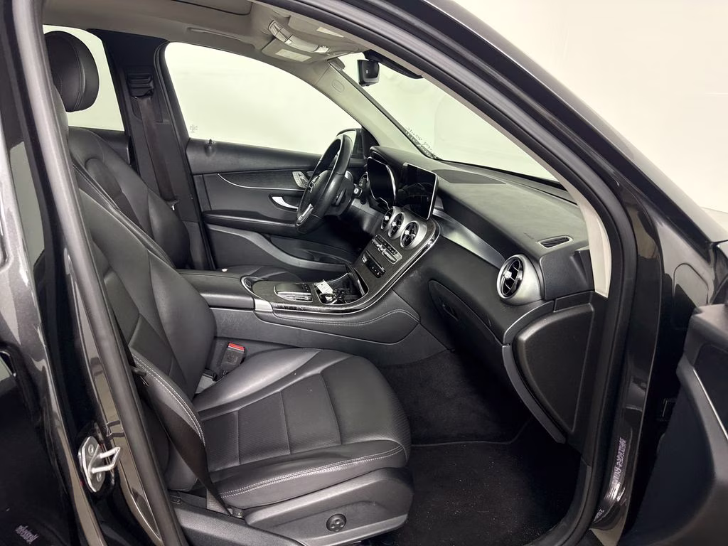 2021 Obsidian Black Metallic Mercedes-Benz GLC GLC 300 RWD SUV
