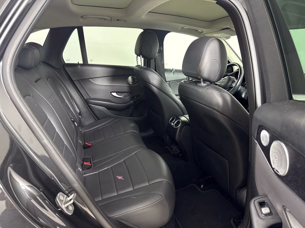 2021 Obsidian Black Metallic Mercedes-Benz GLC GLC 300 RWD SUV