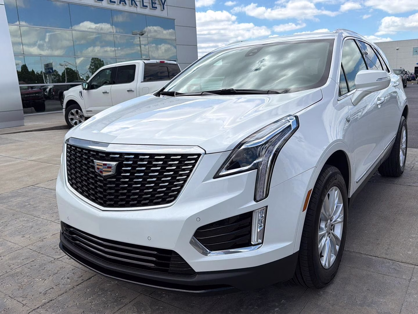 2023 Crystal White Tricoat Cadillac XT5 FWD Luxury FWD SUV