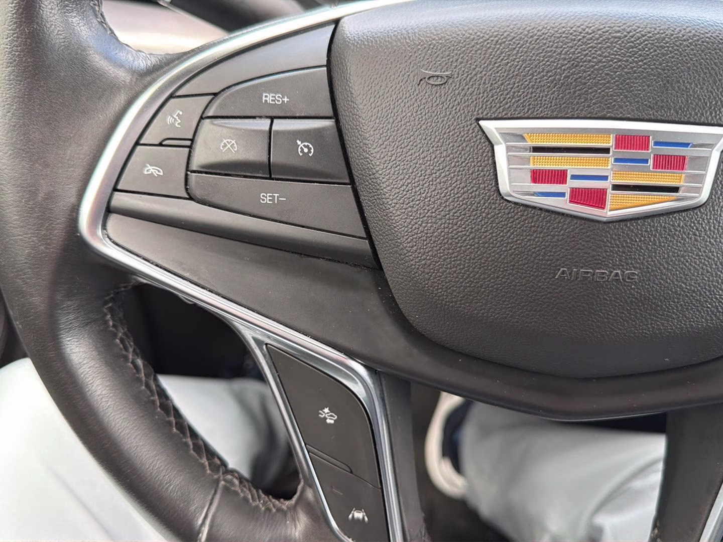 2023 Crystal White Tricoat Cadillac XT5 FWD Luxury FWD SUV