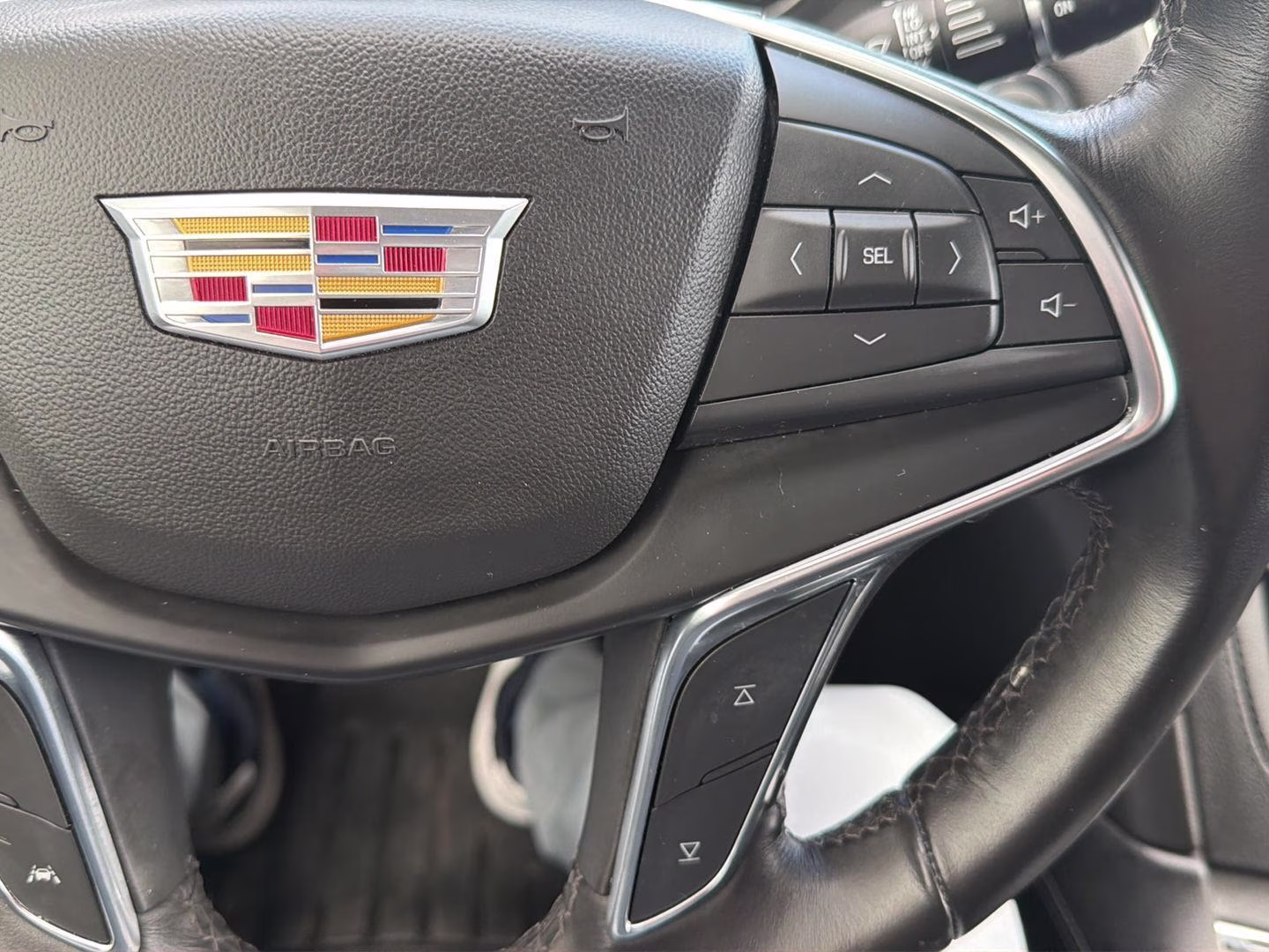 2023 Crystal White Tricoat Cadillac XT5 FWD Luxury FWD SUV