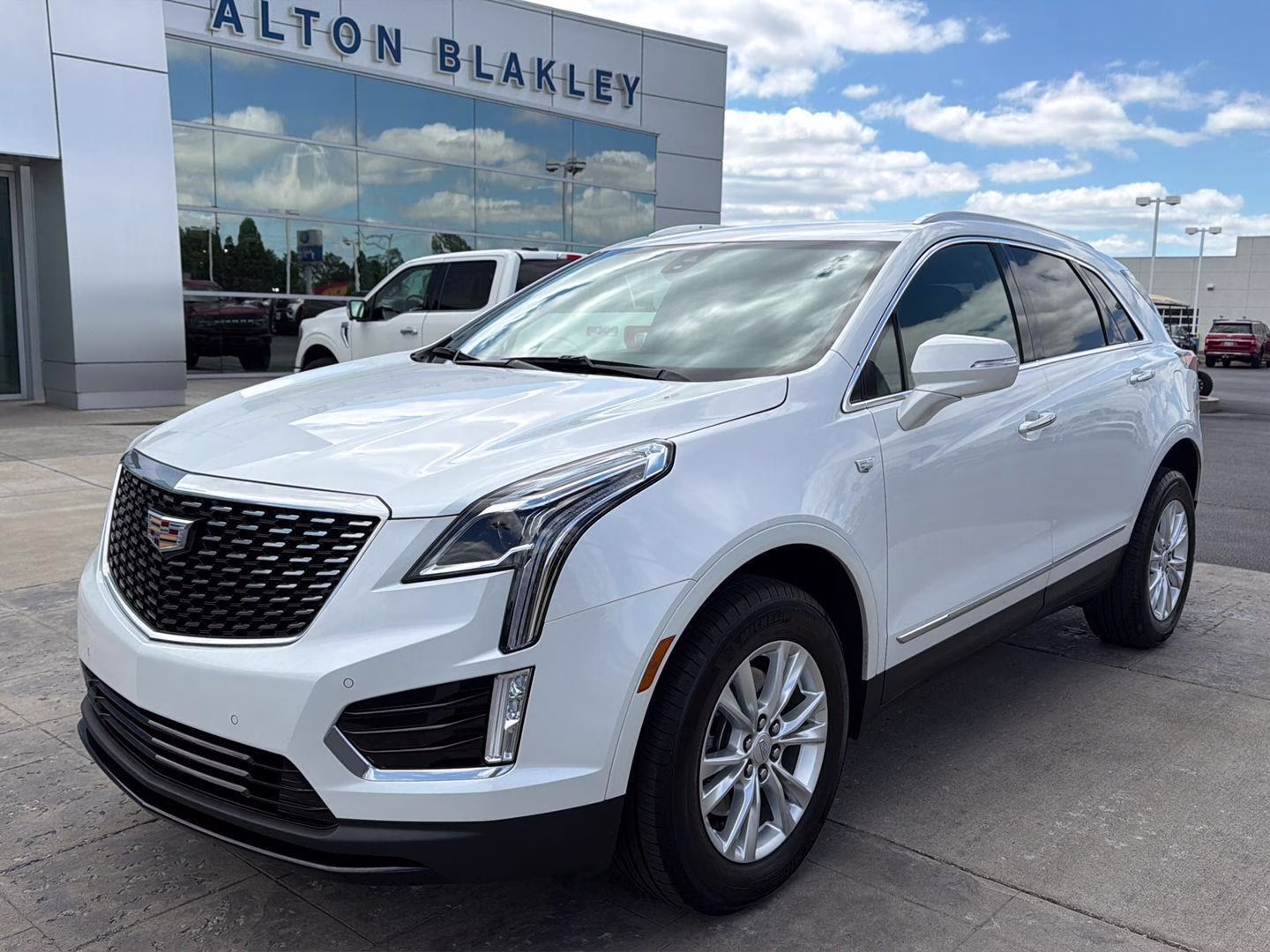 2023 Crystal White Tricoat Cadillac XT5 FWD Luxury FWD SUV